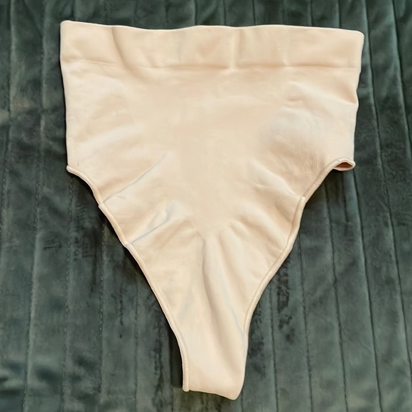 SKIMS SEAMLESS SCULPT MID WAIST THONG - Picture 2 of 9